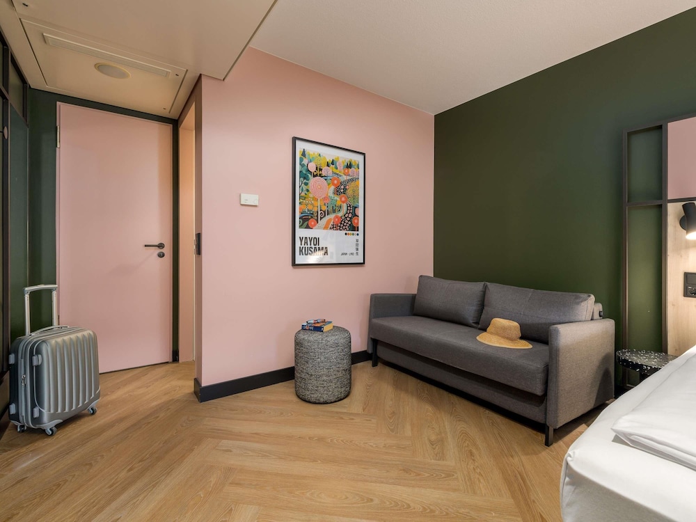 Habitacion Standard con 1 cama doble y Sofa del hotel Ibis Konstanz. Foto 11