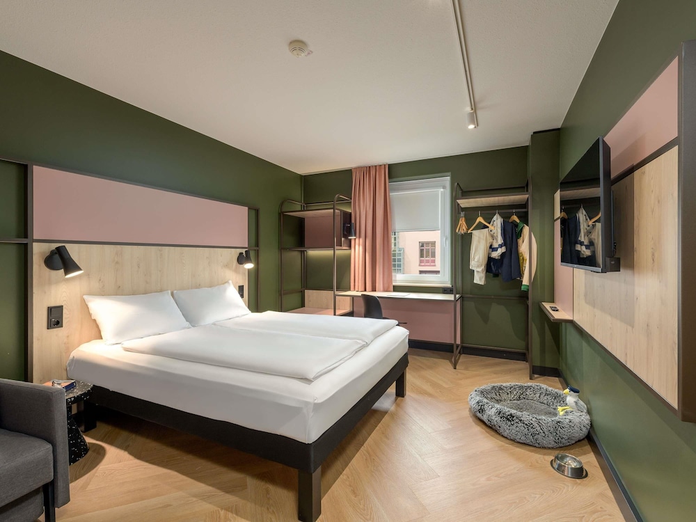 Habitacion Standard con 1 cama doble y Sofa del hotel Ibis Konstanz. Foto 12
