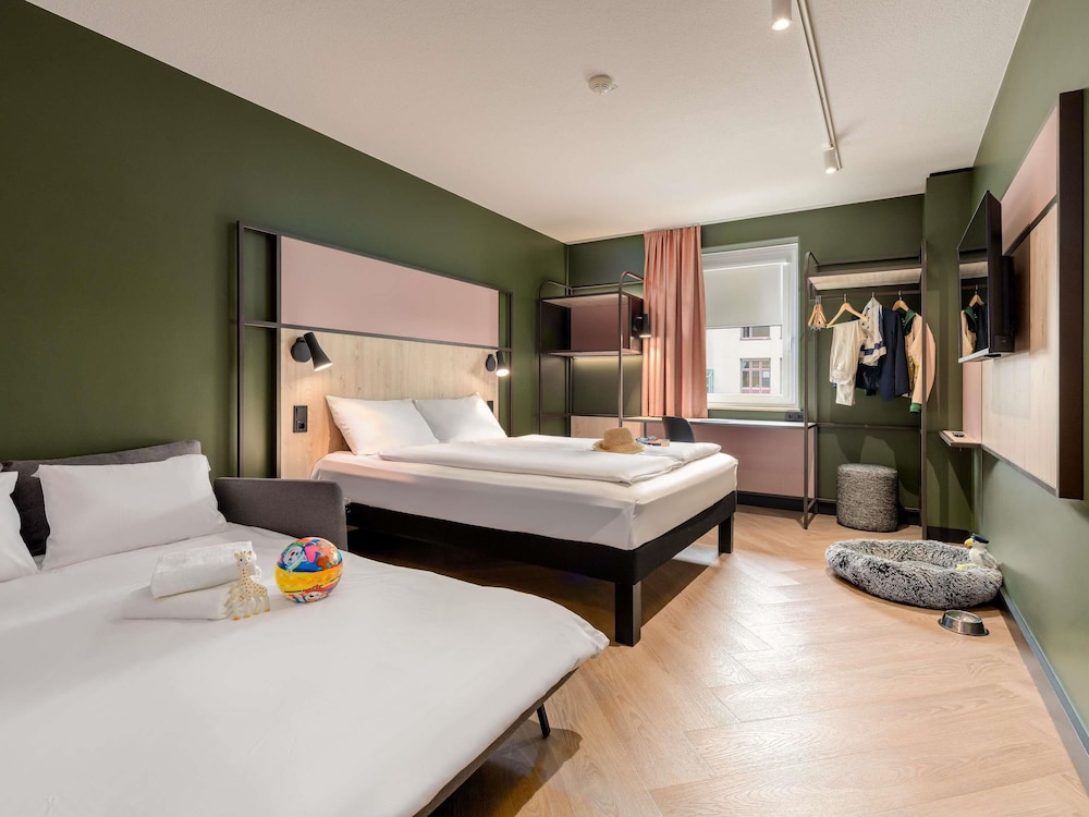 Habitacion Standard con 1 cama doble y Sofa del hotel Ibis Konstanz. Foto 13