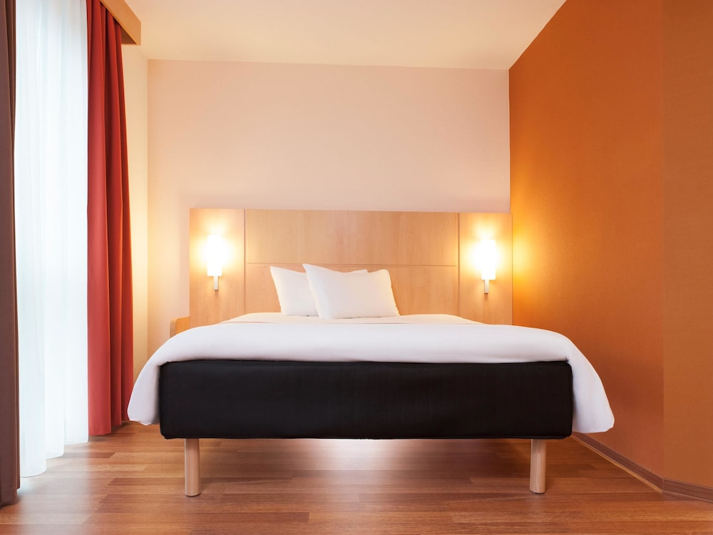 Habitacion Standard con 1 cama doble y Sofa del hotel Ibis Konstanz. Foto 1