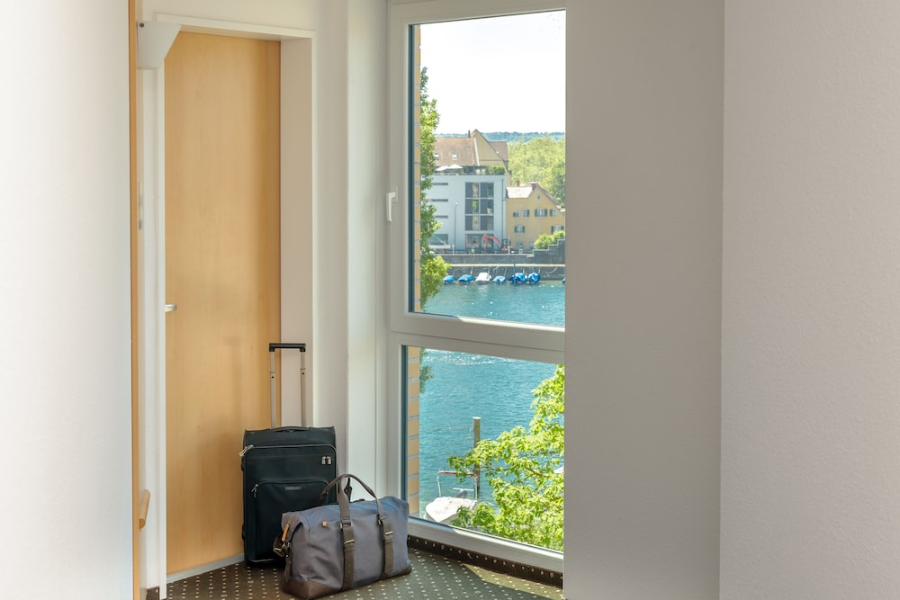 Habitacion Standard con 1 cama doble y Sofa del hotel Ibis Konstanz. Foto 5