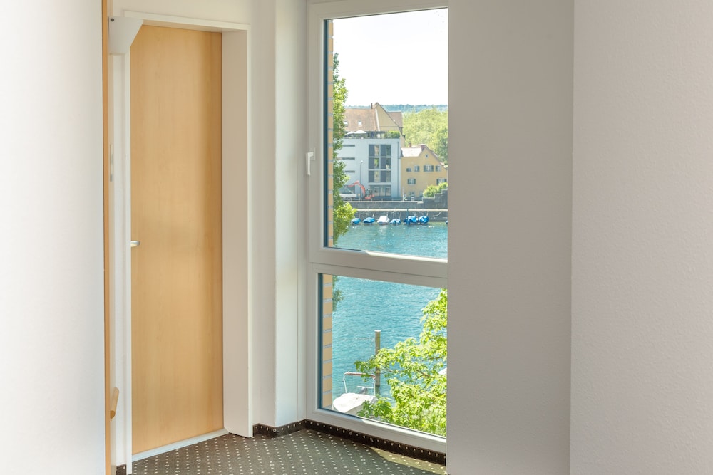 Habitacion Standard con 1 cama doble y Sofa del hotel Ibis Konstanz. Foto 6