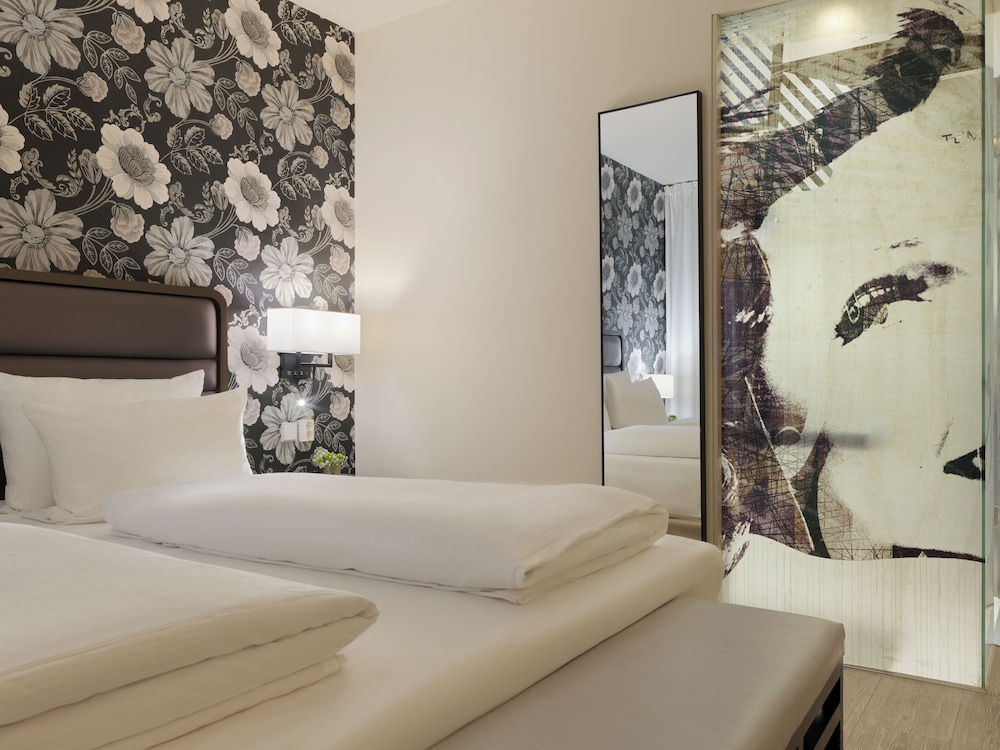 Habitación Deluxe del hotel H10 Berlin Ku'damm. Foto 3