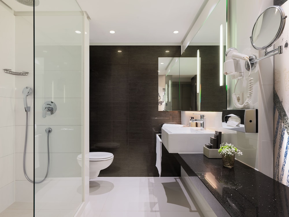 Habitación Deluxe del hotel H10 Berlin Ku'damm. Foto 9