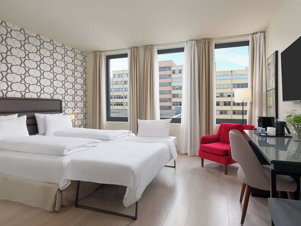 Habitación Deluxe con cama supletoria del hotel H10 Berlin Ku'damm