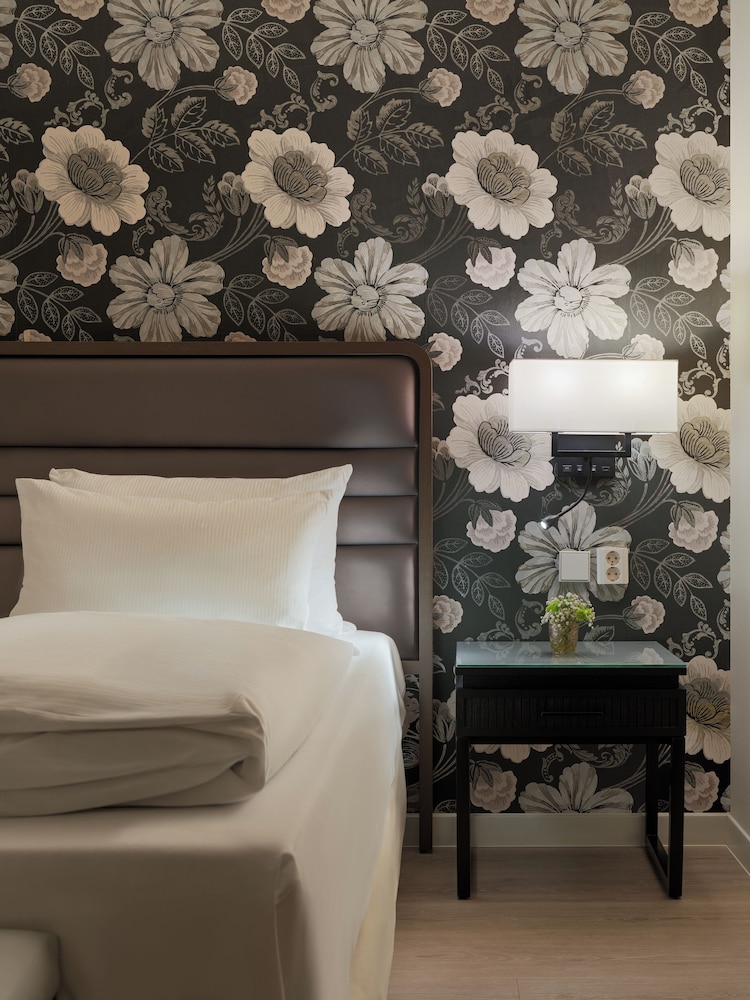 Habitación Deluxe con cama supletoria del hotel H10 Berlin Ku'damm. Foto 2