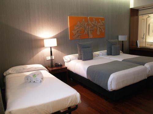 Habitación triple con aparcamiento del hotel Carrís Marineda. Foto 1