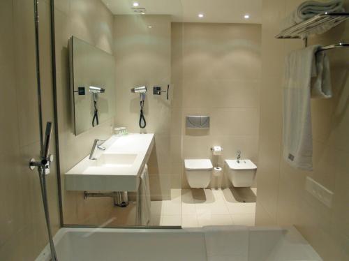 Habitación triple con aparcamiento del hotel Carrís Marineda. Foto 2