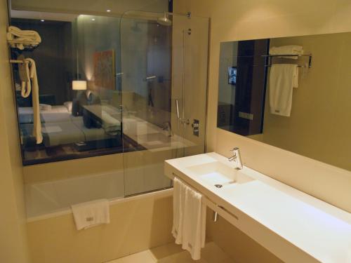 Habitación triple con aparcamiento del hotel Carrís Marineda. Foto 4