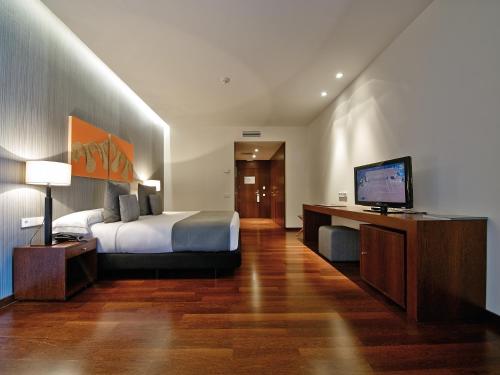 Habitación triple con aparcamiento del hotel Carrís Marineda. Foto 6