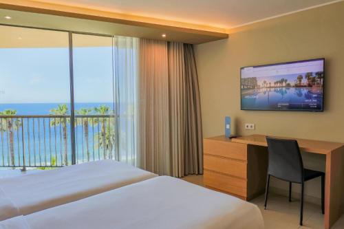 Suite con vistas al mar del hotel The Views Oasis - Family Friendly. Foto 1