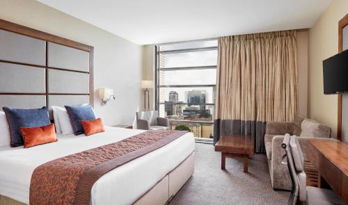 Habitación Executive con cama extragrande del hotel Leonardo Royal London Tower Bridge. Foto 3