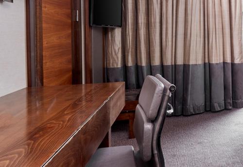 Habitación Superior con cama extragrande del hotel Leonardo Royal London Tower Bridge. Foto 1