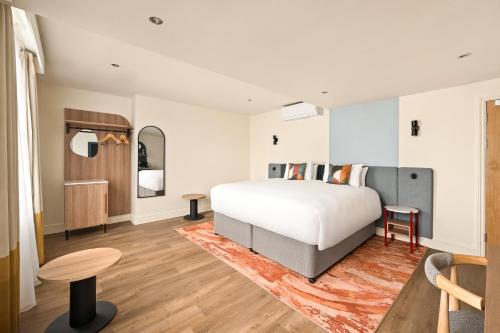 Habitación Premium con cama extragrande del hotel Mercure London Bloomsbury. Foto 1