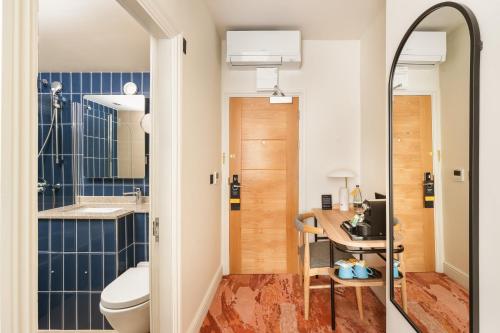 Habitación Premium con cama extragrande del hotel Mercure London Bloomsbury. Foto 2