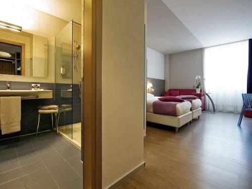 Habitación Doble Estándar con sofá del hotel Mercure Venezia Marghera. Foto 2