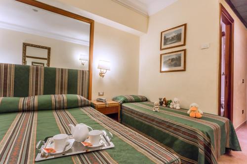 Habitación Triple del hotel Raeli Regio. Foto 3