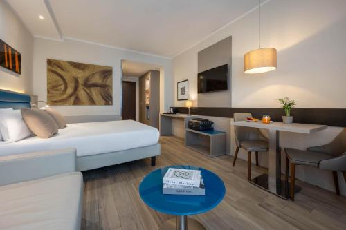 Habitación Doble Estándar con sofá cama del hotel Ih Hotels Milano Lorenteggio