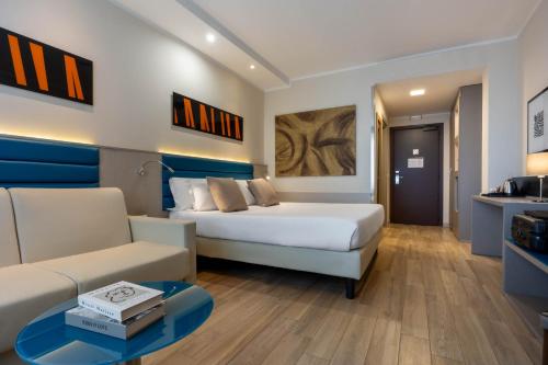 Habitación Doble Estándar con sofá cama del hotel Ih Hotels Milano Lorenteggio. Foto 2