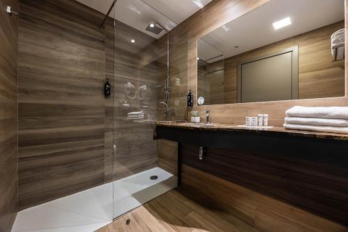 Habitación Doble Estándar con sofá cama del hotel Ih Hotels Milano Lorenteggio. Foto 3