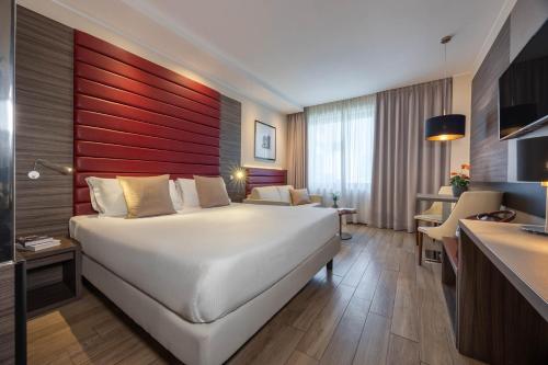 Habitación Doble Superior con sofá cama del hotel Ih Hotels Milano Lorenteggio. Foto 1