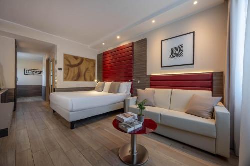 Habitación Doble Superior con sofá cama del hotel Ih Hotels Milano Lorenteggio. Foto 3