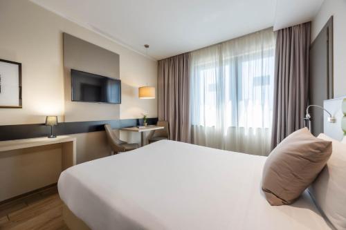 Habitación adaptada para personas con movilidad reducida - Cama grande del hotel Ih Hotels Milano Lorenteggio. Foto 2