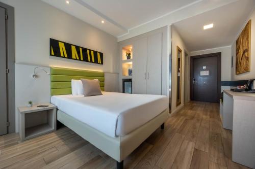 Habitación adaptada para personas con movilidad reducida - Cama grande del hotel Ih Hotels Milano Lorenteggio. Foto 3