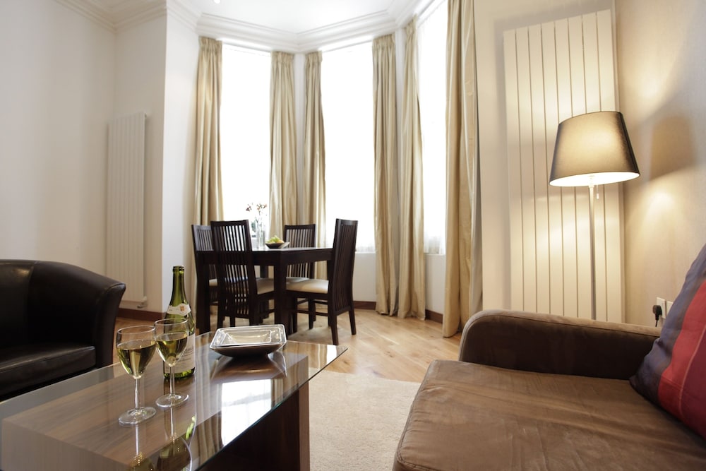 Suite presidencial, balcón del hotel Presidential Kensington. Foto 2