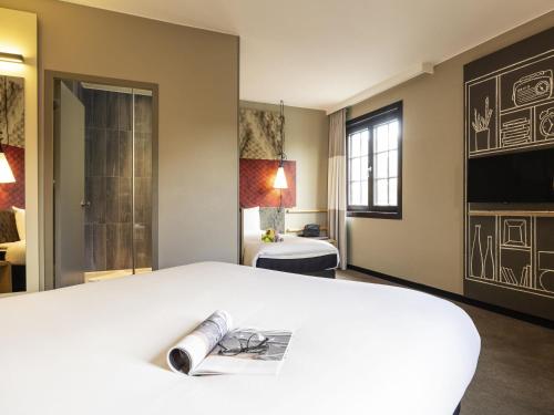 Habitación Estándar con 1 cama doble y 1 individual del hotel Ibis Off Grand Place. Foto 3