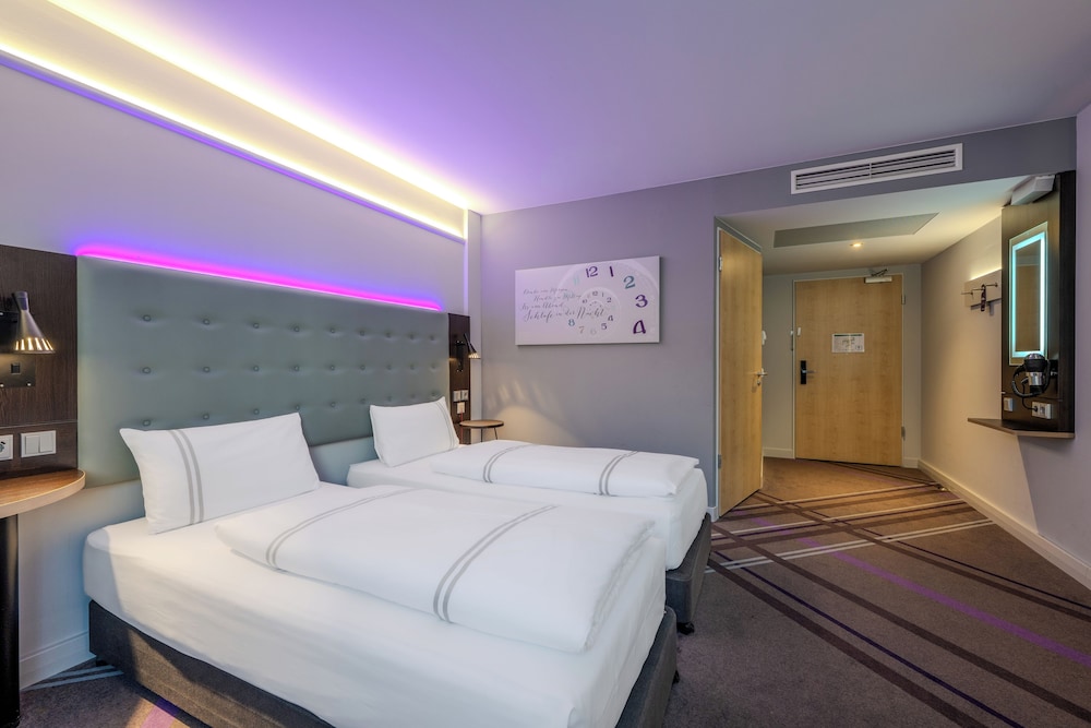 Habitación con 2 camas individuales, accesible para personas con discapacidad del hotel Premier Inn Berlin City Centre. Foto 1