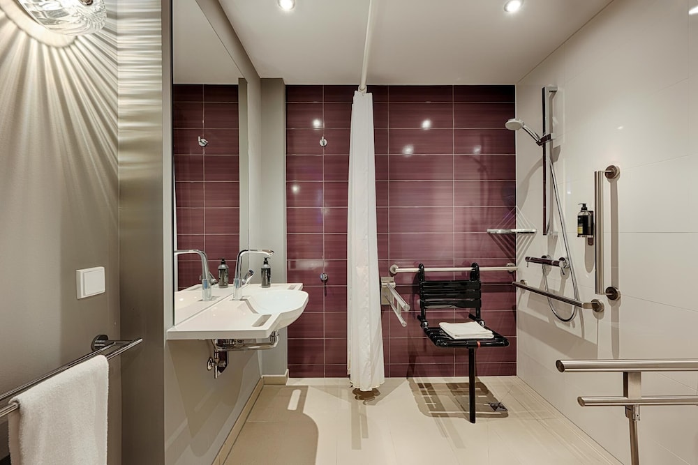 Habitación con 2 camas individuales, accesible para personas con discapacidad del hotel Premier Inn Berlin City Centre. Foto 5