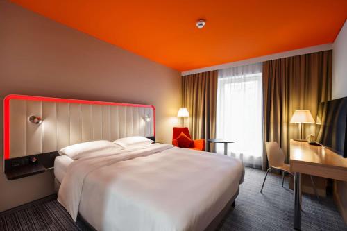 Habitación Superior con vistas al parque del hotel Park Inn By Radisson Frankfurt Airport. Foto 1
