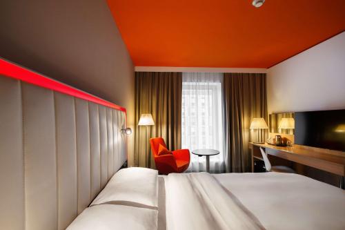 Habitación Superior con vistas al parque del hotel Park Inn By Radisson Frankfurt Airport. Foto 2