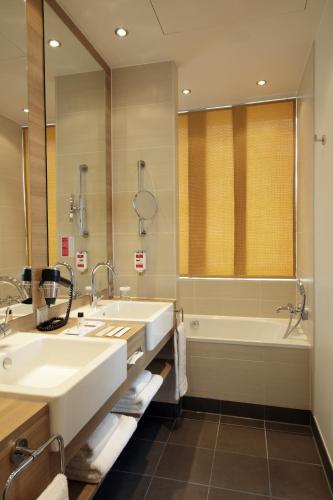 Suite del hotel H4 Hotel Berlin Alexanderplatz. Foto 4