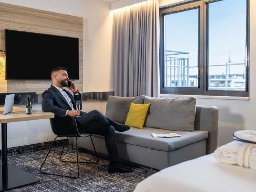 Suite Junior Business con cama extragrande del hotel Novotel Suites Wien City Donau. Foto 6