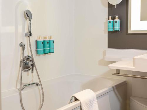 Suite Junior Business con cama extragrande del hotel Novotel Suites Wien City Donau. Foto 11