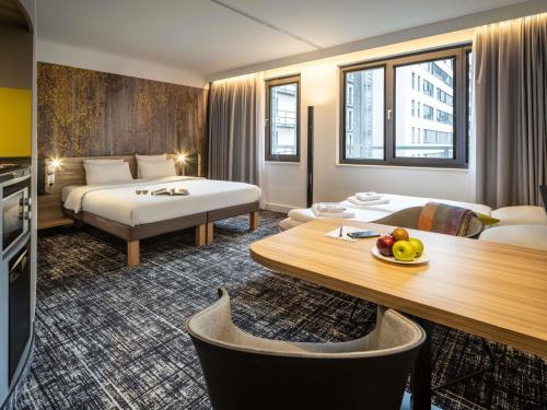 Suite Junior con sofá del hotel Novotel Suites Wien City Donau