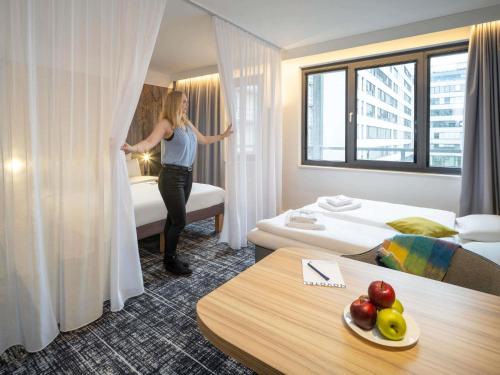 Suite Junior con sofá del hotel Novotel Suites Wien City Donau. Foto 1
