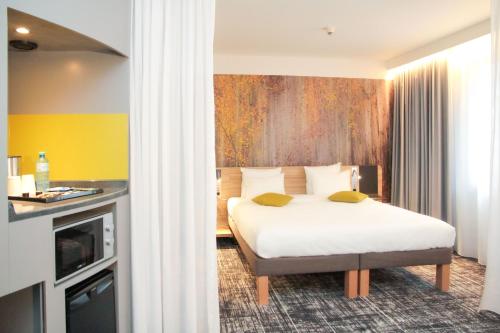 Suite Junior con sofá del hotel Novotel Suites Wien City Donau. Foto 12