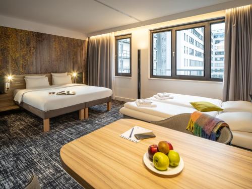 Suite Junior con sofá del hotel Novotel Suites Wien City Donau. Foto 16
