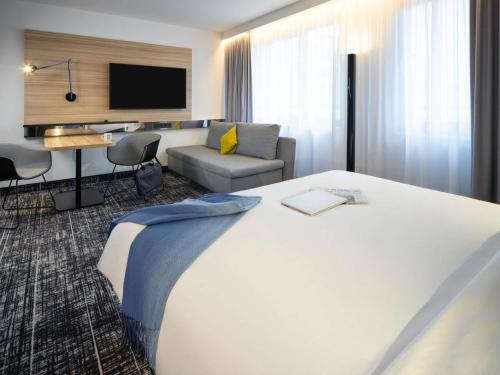 Suite Estándar con sofá del hotel Novotel Suites Wien City Donau