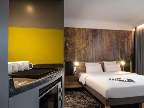 Suite Estándar con sofá del hotel Novotel Suites Wien City Donau. Foto 2