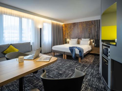 Suite Estándar con sofá del hotel Novotel Suites Wien City Donau. Foto 6
