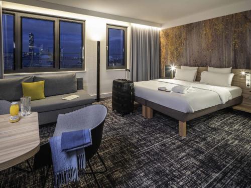 Suite Estándar con sofá del hotel Novotel Suites Wien City Donau. Foto 17