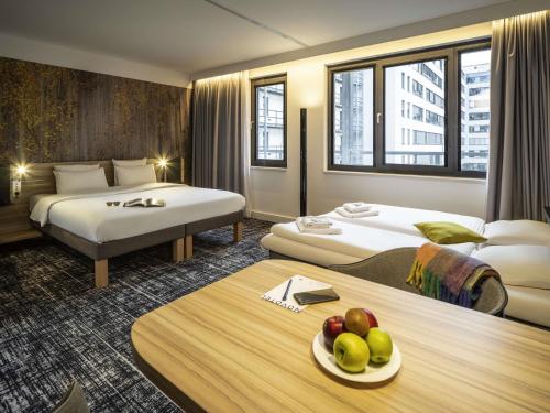 Suite Junior con sofá del hotel Novotel Suites Wien City Donau. Foto 15