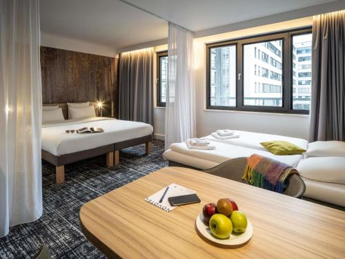 Suite Junior con sofá del hotel Novotel Suites Wien City Donau. Foto 16