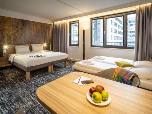 Suite Junior con sofá del hotel Novotel Suites Wien City Donau. Foto 17