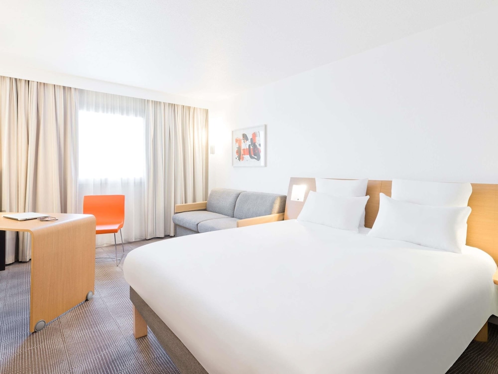 Habitación Classic con una cama doble y un sofá cama individual del hotel Novotel Lille Centre Gares. Foto 4
