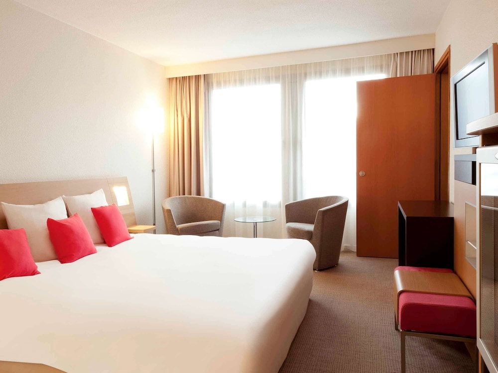 Suite con una cama doble y un sofá cama doble del hotel Novotel Lille Centre Gares. Foto 1
